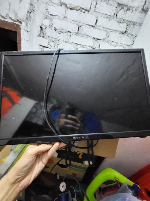Telewizor 24" Manta z wieszakiem do zamocowania na ścianie