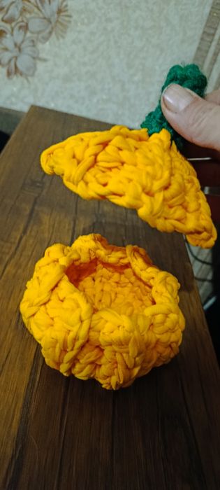 Вязаные изделия ручной работы.Шапки, пинетки , носки, варежки