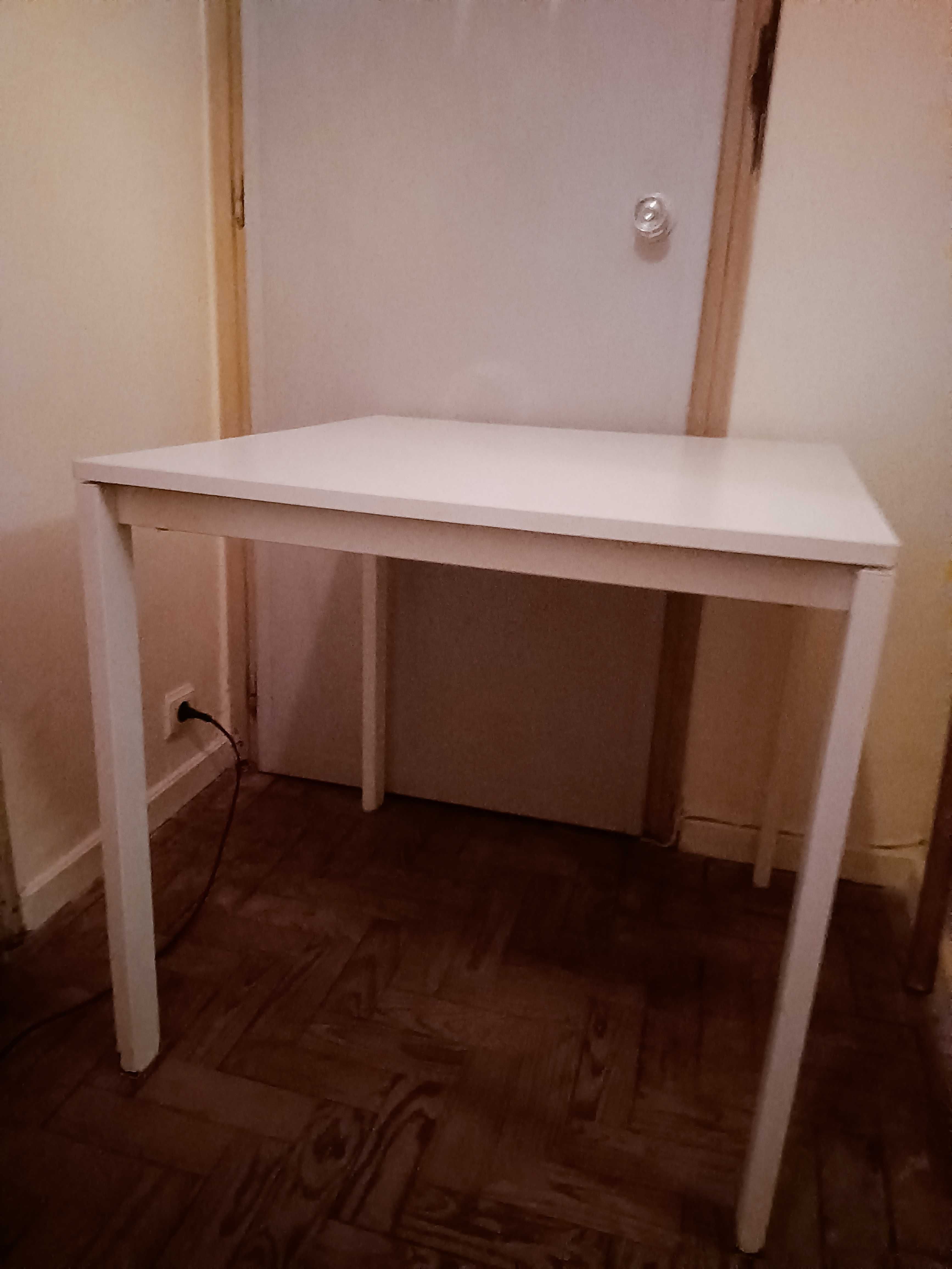 Mesa branca quadrada