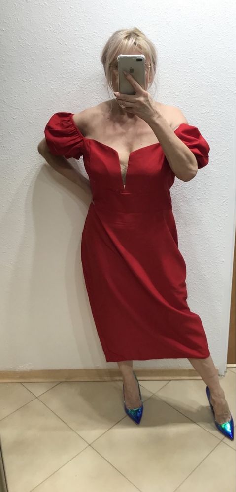 Czerwona sukienka midi z bufkami i dekoltem bardot