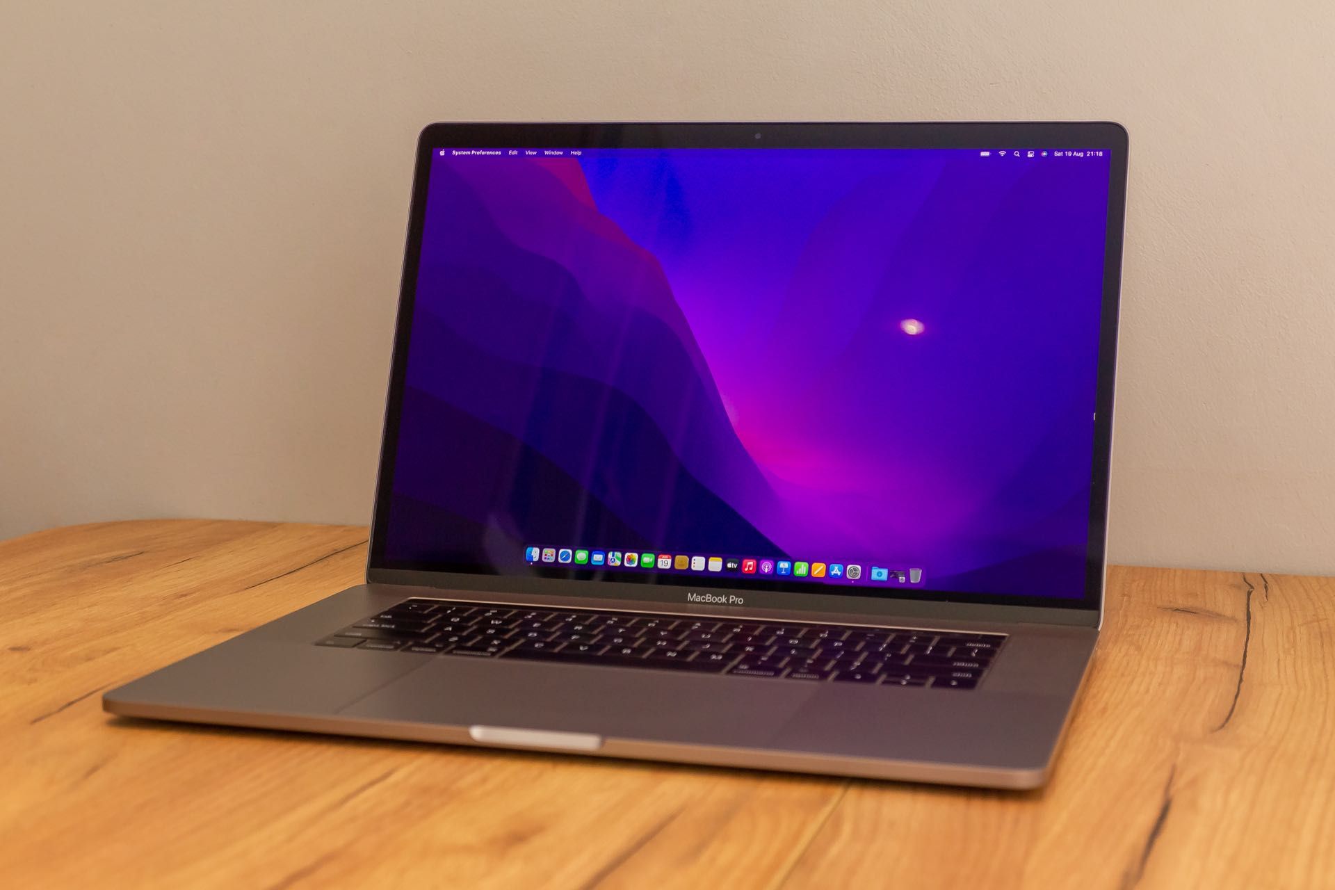 Apple MacBook Pro 15 (2016), i7/16/512/Radeon, Space Gray, MLH422P/H