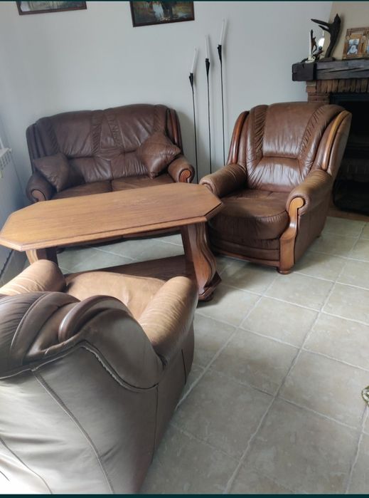 Fotele skórzane i sofa dwuosobowa