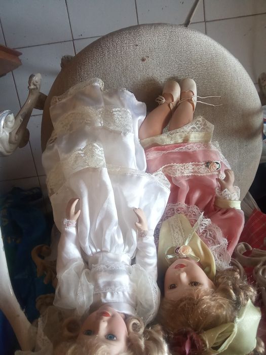 Duas bonecas lindas porcelana.