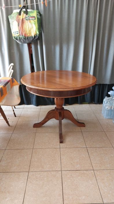 Mesa redonda de madeira