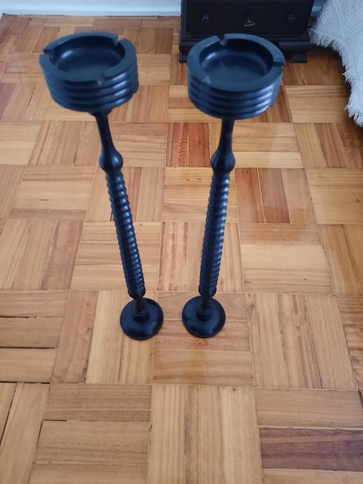 Par de cinzeiros de pé alto em pau preto