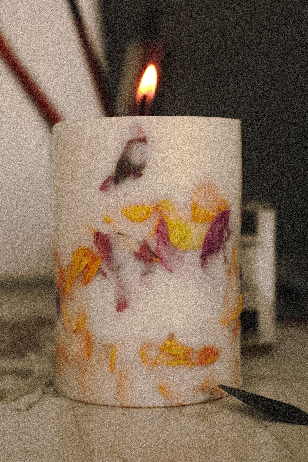 Свічка з пелюстками квітів