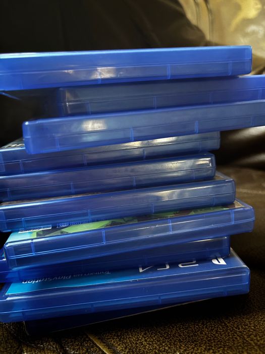 PlayStation 4 slim, 825gb, 10 дисків. 2 джойстику.