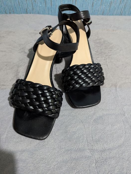 Продам Босоножки 39 размер