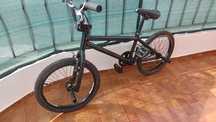 Bicicleta BMX com peseiras p/manobras