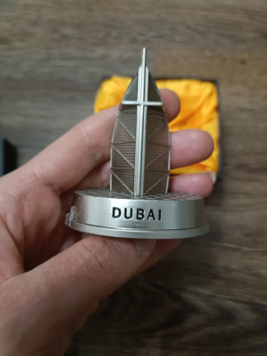 Сувенір-відкривачка,,DUBAI'',нова.