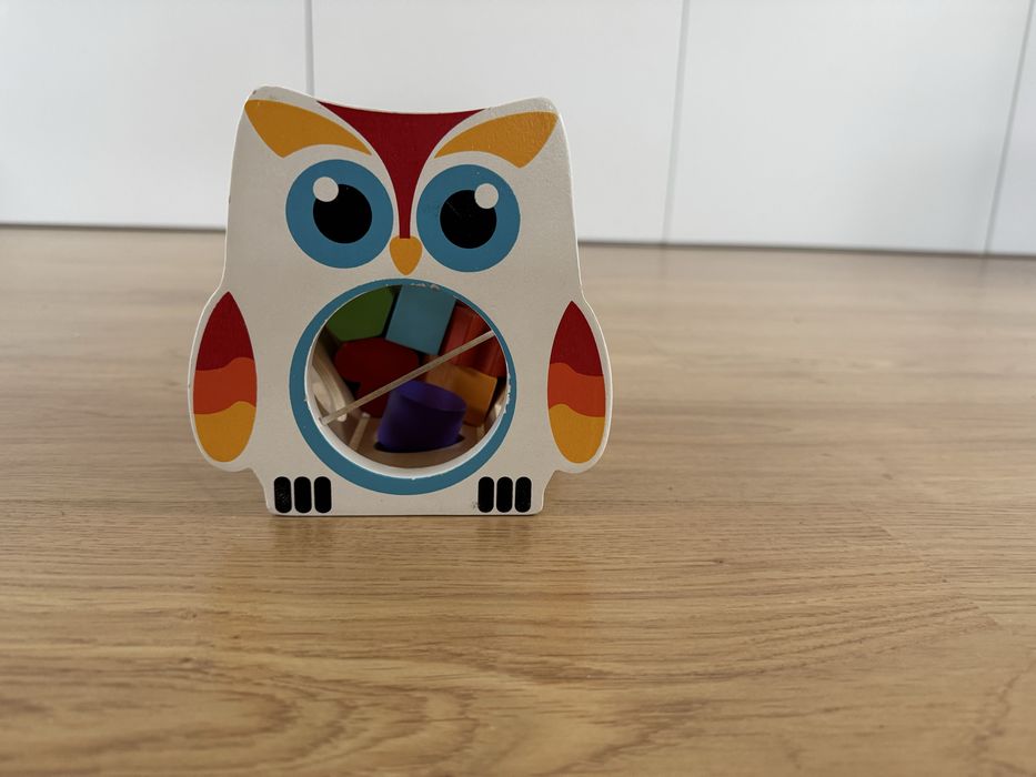 Mocho de madeira com atividades para bebé