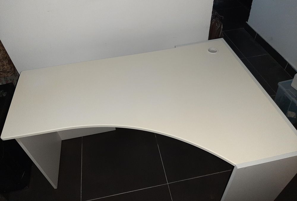 Nowoczesne biurko narożne Meblik z prawdziwego drewna