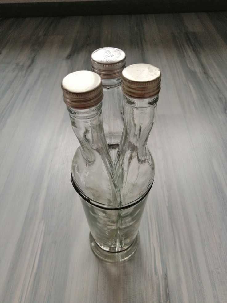Oryginalne trzy butelki połączone w jedną, z trzema główkami. Unikat.
