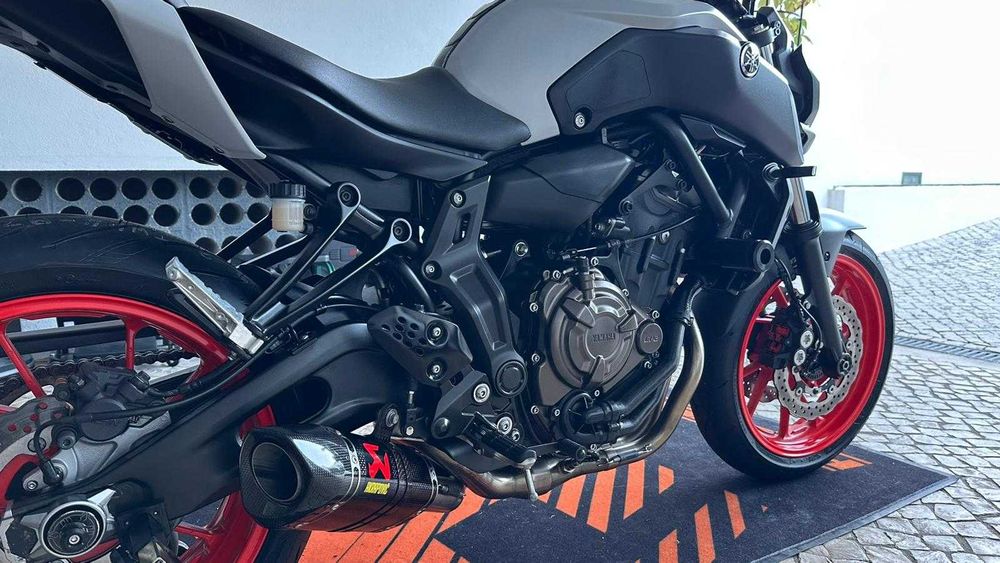 Yamaha MT-07 2020 – 35 kW no livrete, Linha Akrapovic Carbon