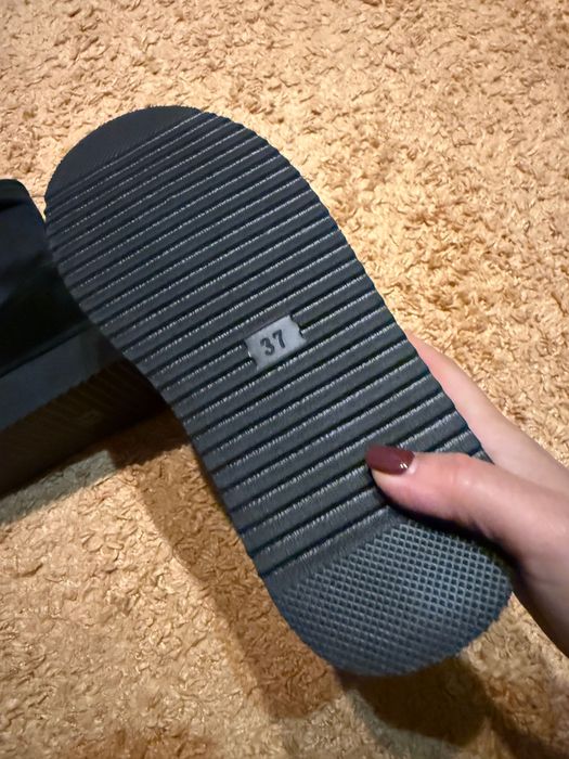 Уги чорні жіночі нові