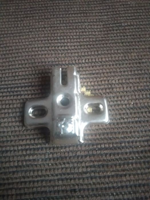 Zawias meblowy z prowadnikiem