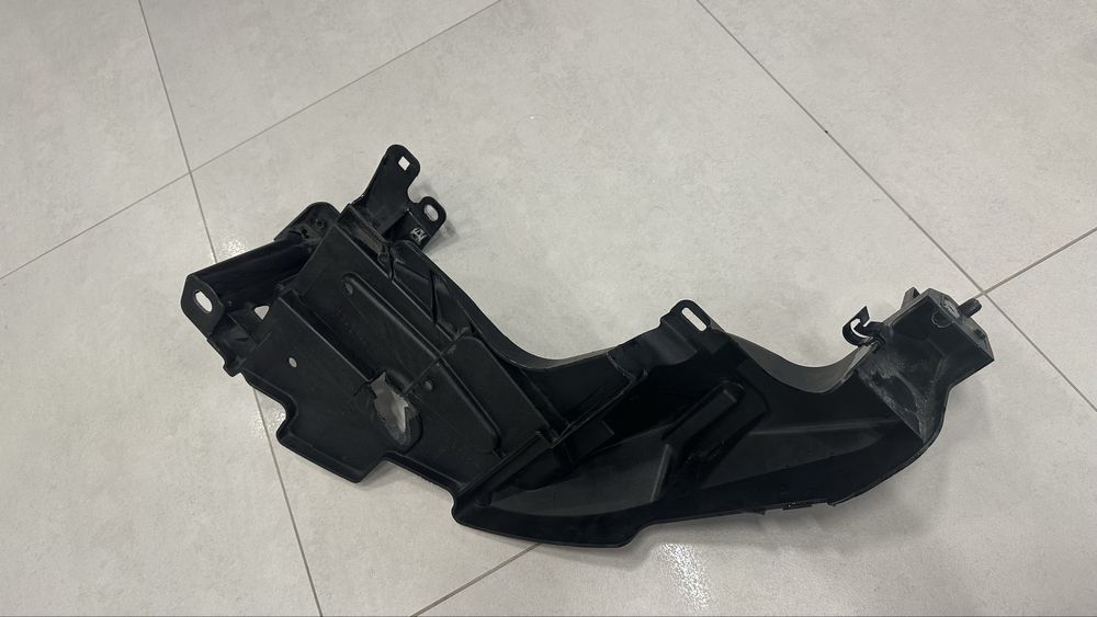 Кронштейн фари  передньої правий  622220003R renault megan3
