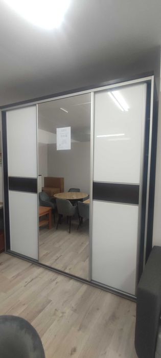Szafa trzydrzwiowa lustro+akryl