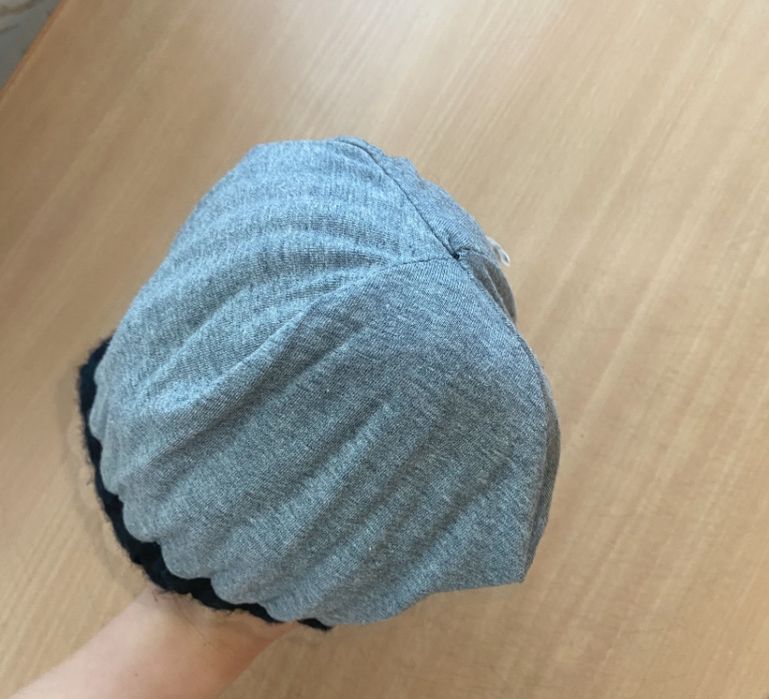 Czarna czapka sportowa