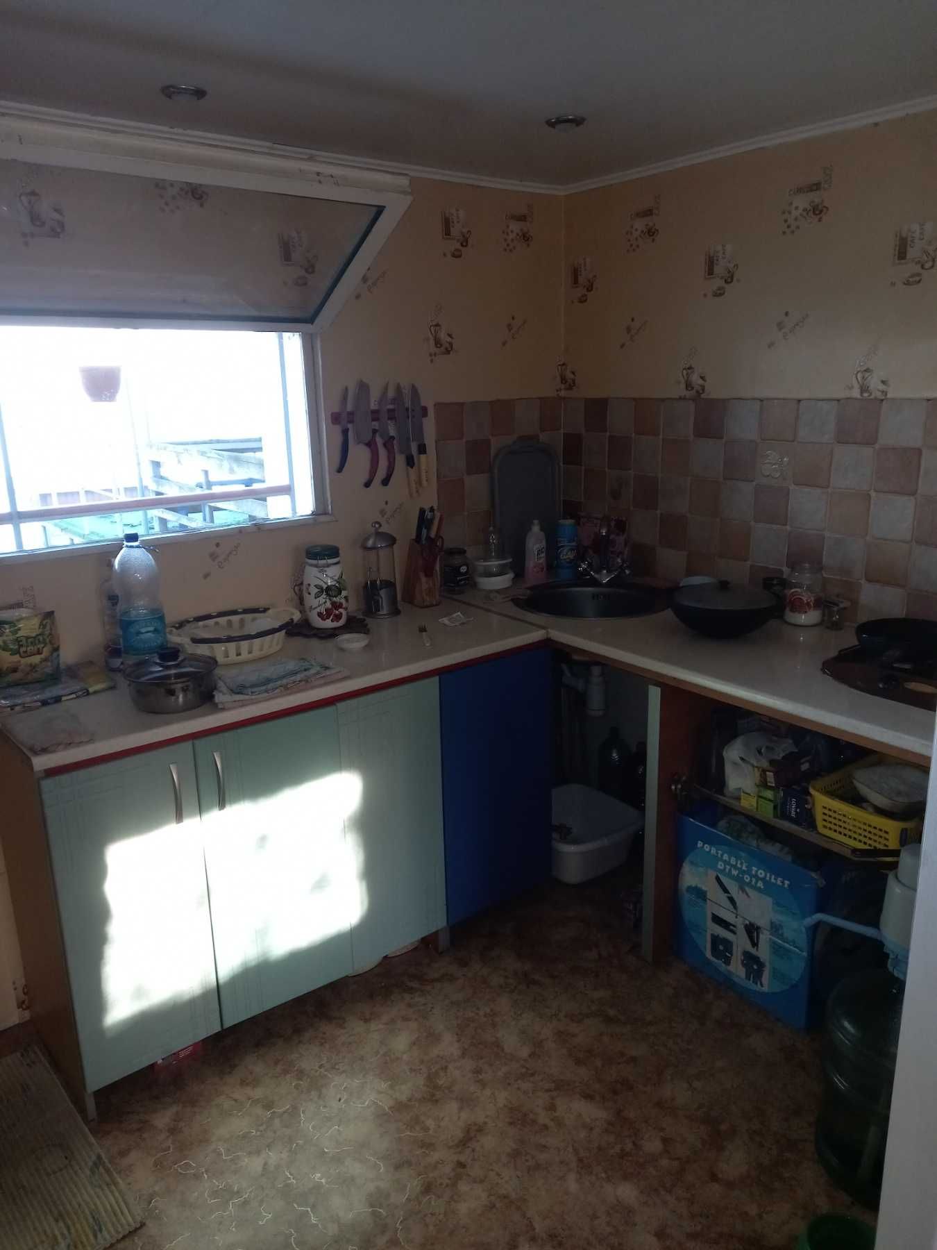 Причал з човном.