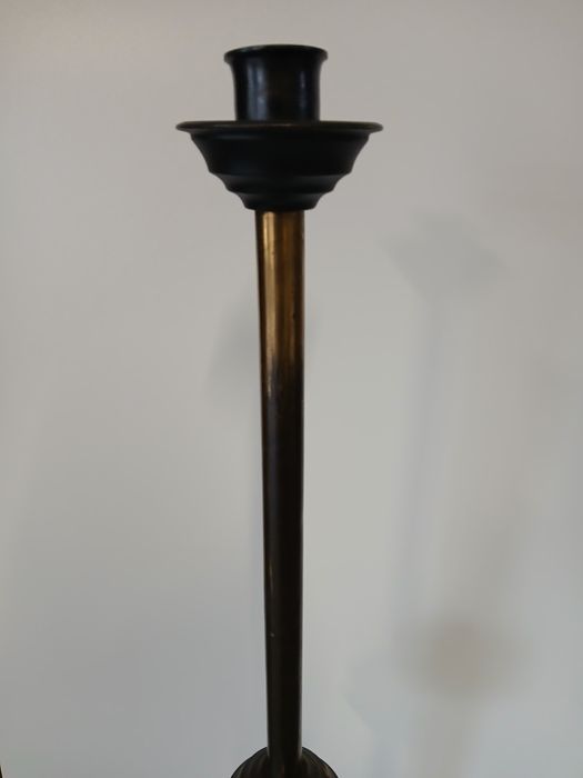 Wysoka lampa stojąca .