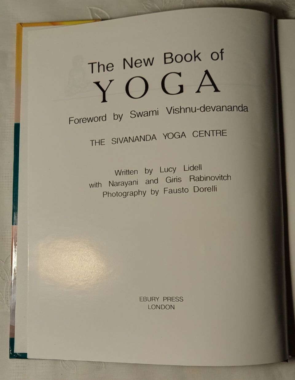 Новая книга по йоге. Люси Лайдел и др., 2008 год издания