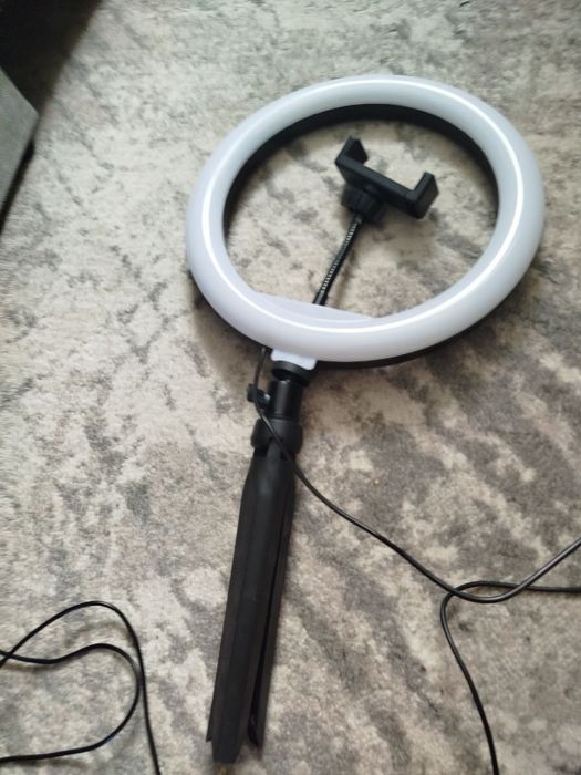 Кільцева лампа нова