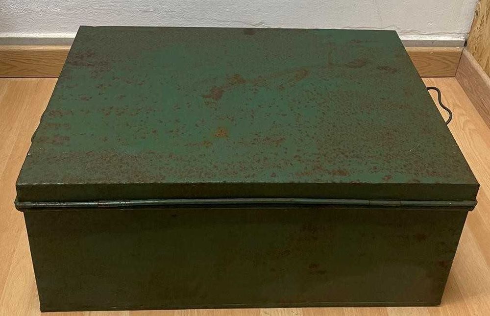 Caixa antiga, em chapa, arca ou bau