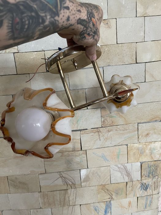 Продам люстру на 2 плафона з лампочками