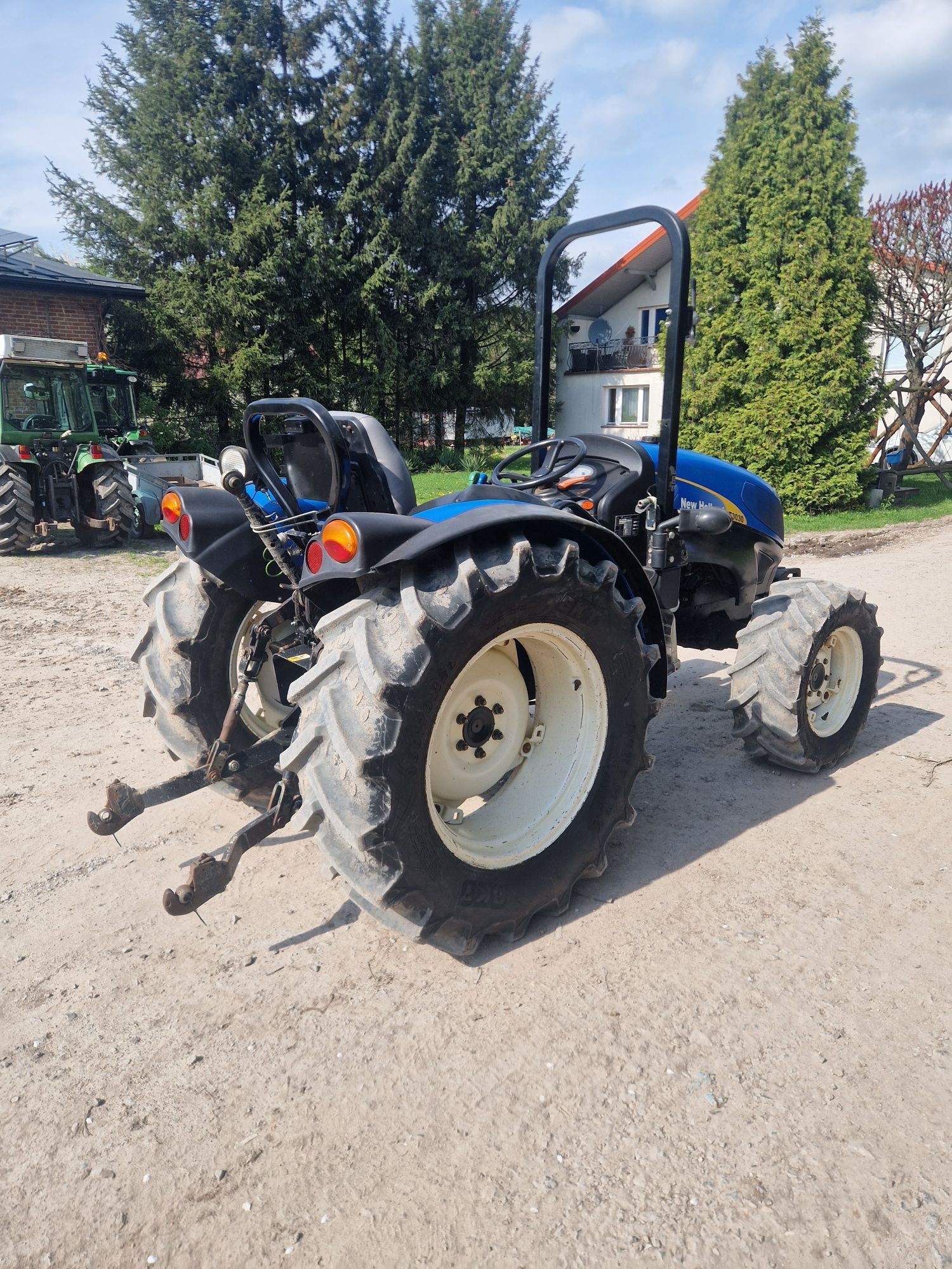 New holland t3030 ciągnik sadowniczy