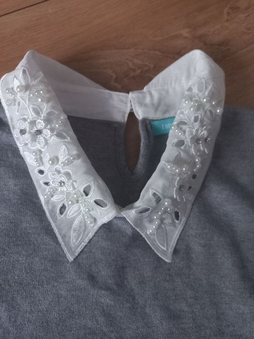 Elegancki Sweterek z krysztalkami na  kołnierzyku