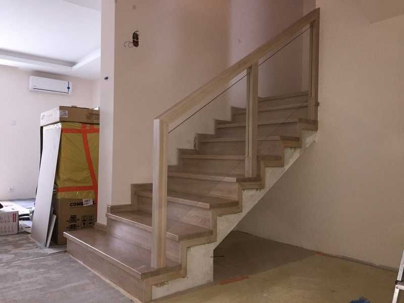 Schody dębowe z balustradą szklaną