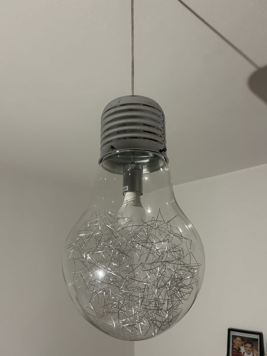 Candeeiro de teto em formato de lâmpada