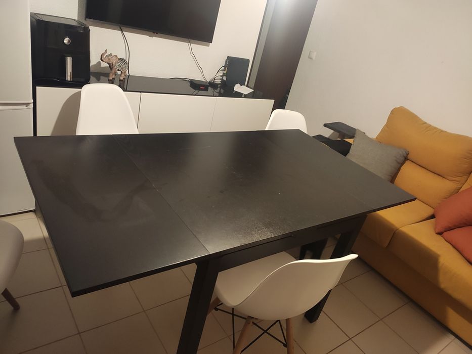 Vendo mesa de jantar e cadeiras