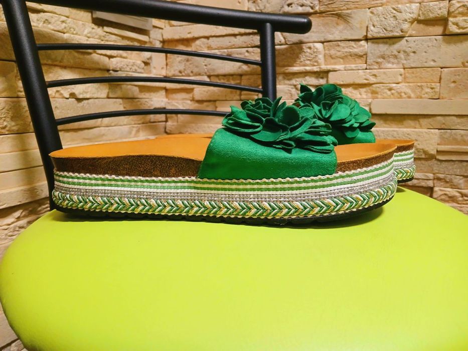 Продам красивые шлепанцы.