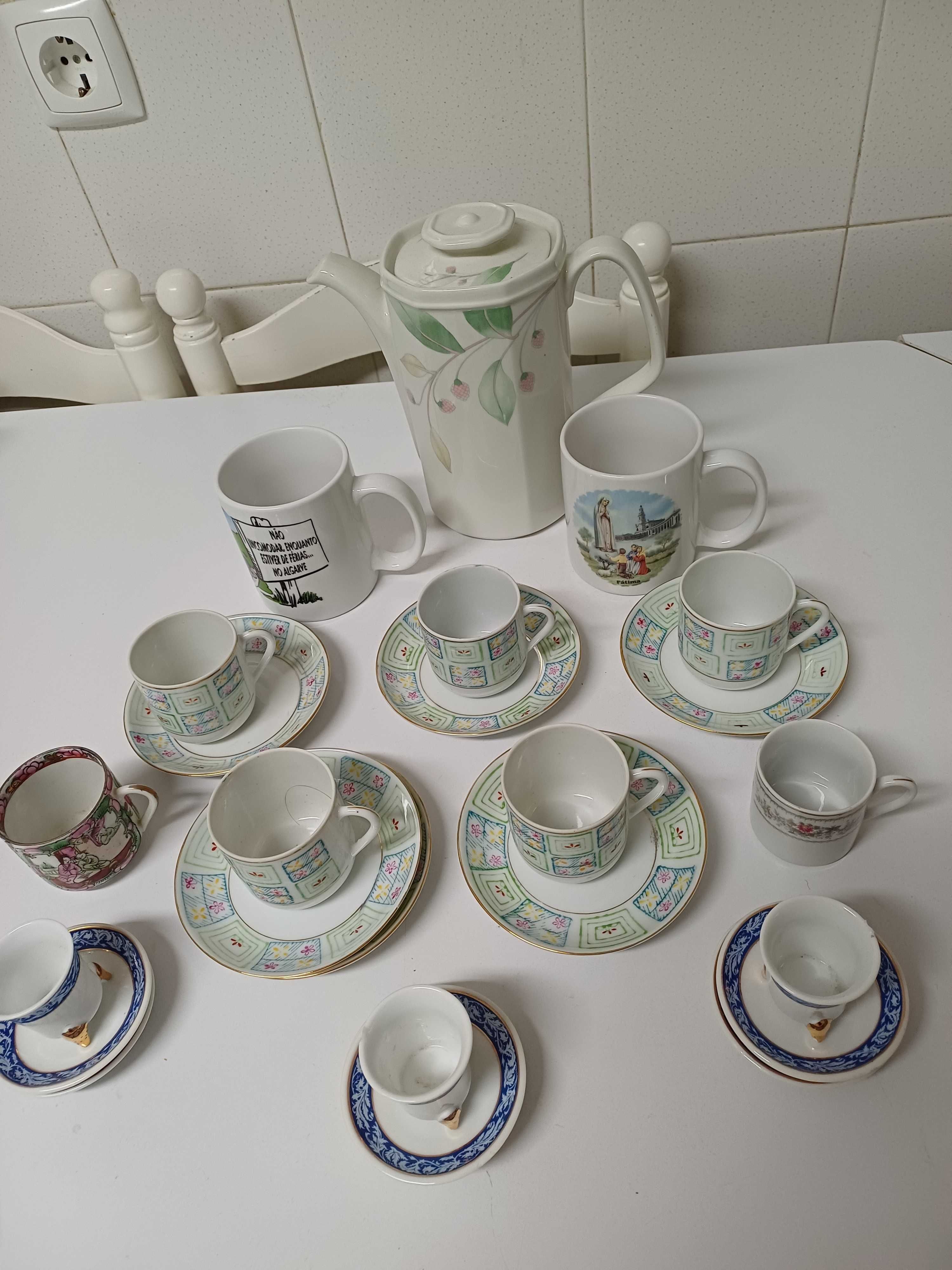 Serviços de chá ou café com bule e canecas
