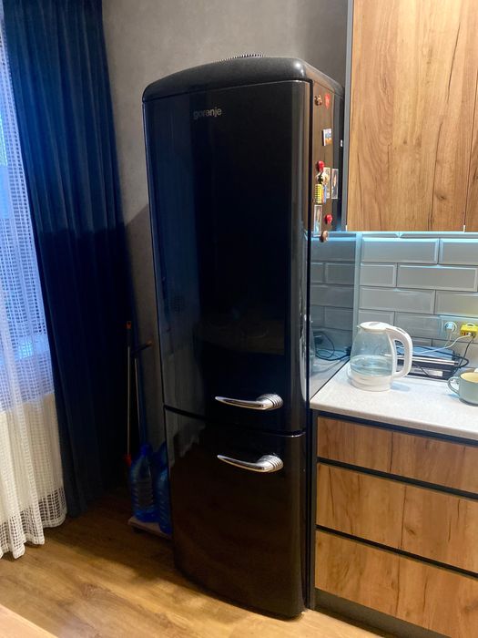 Холодильник чорний