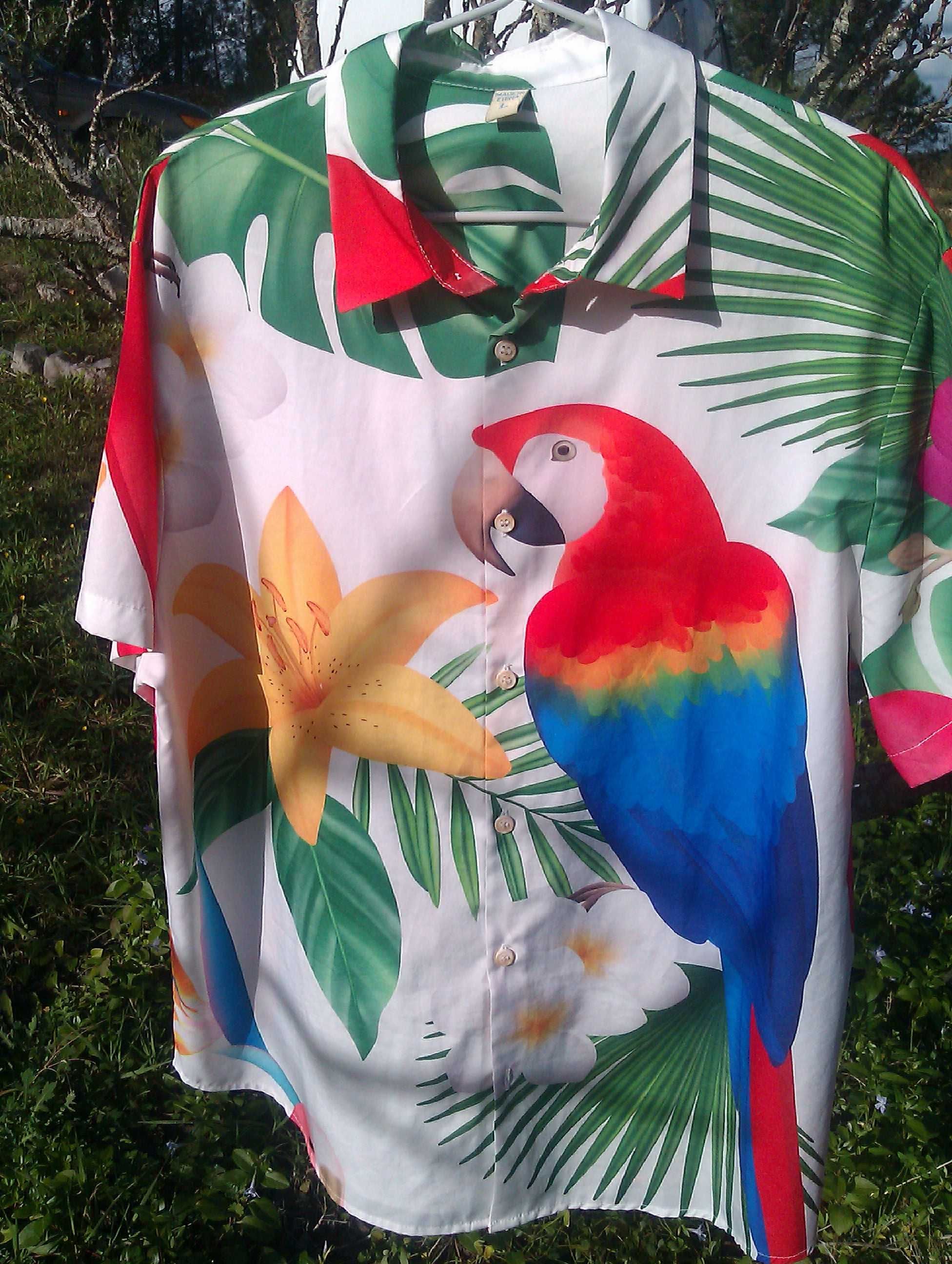 Camisa Havaiana com padrão papagaio.
