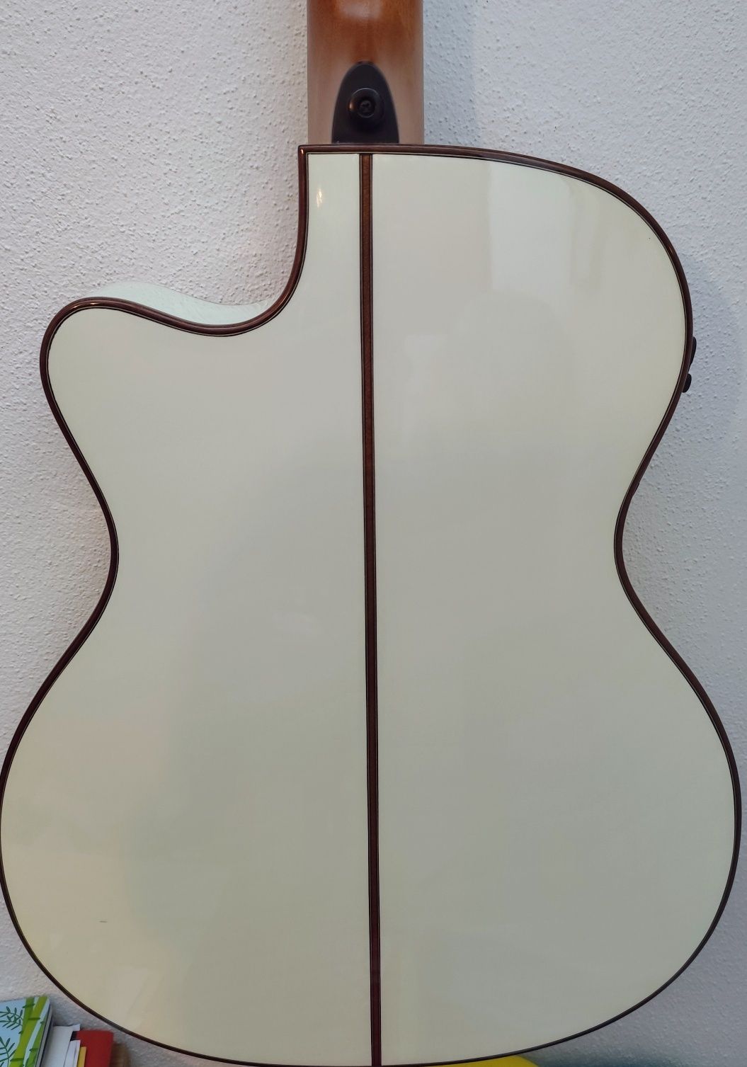 Guitarra Lag Tramontane branco pérola.