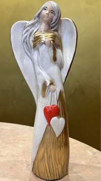 Figurka gipsowa Anioł z sercem wys ok 34cm