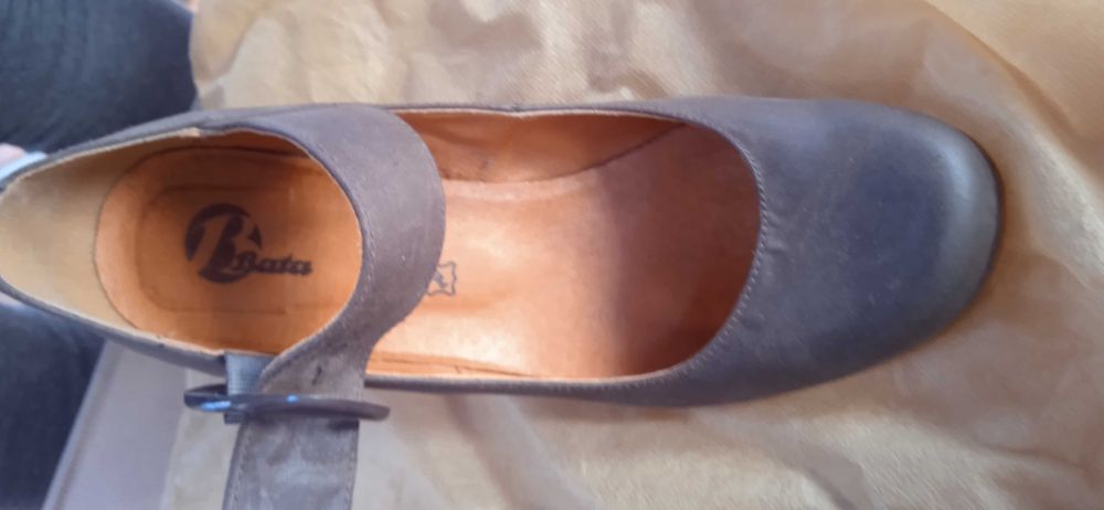 Sapatos de salto alto cunha castanhos como novos