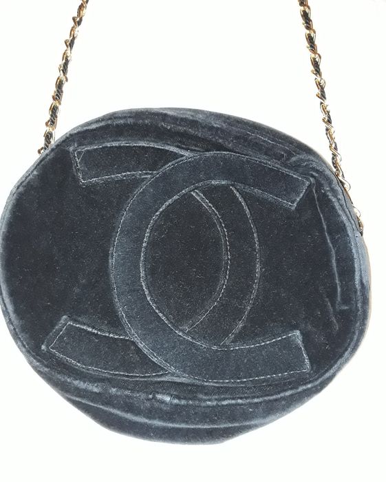 Mala preta em veludo com corrente dourada, Strass