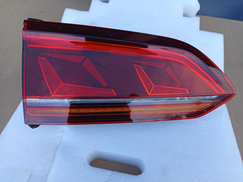 Lampa Lewa Tył tylna w klapę LED VW TOUAREG III 760.945.307