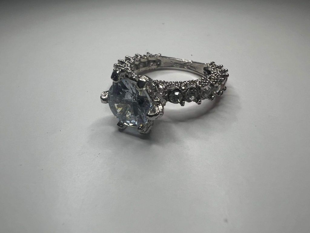 Piękny pierścionek srebrny z Cyrkonią