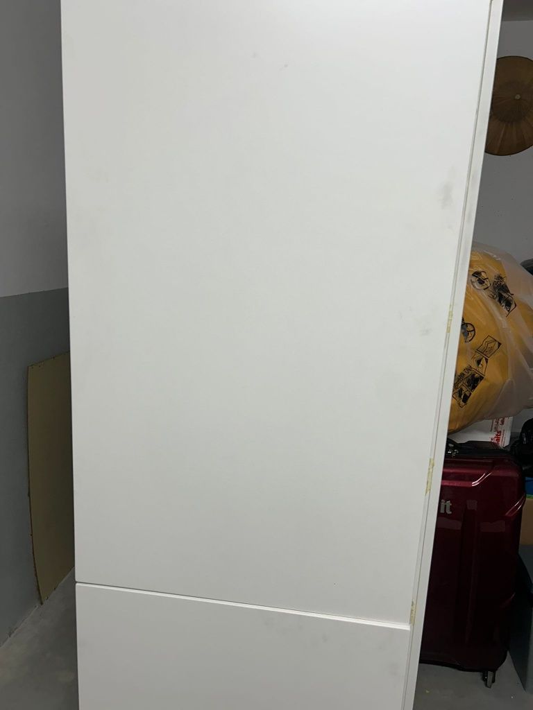 Móvel laçado com 2 portas.