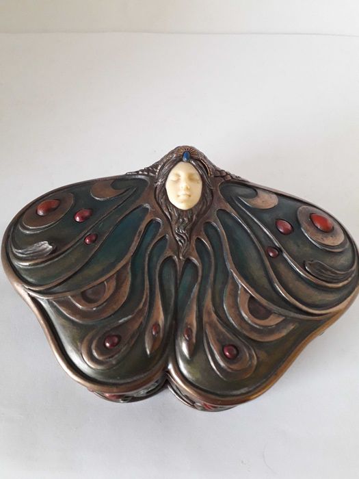 Stylizowana szkatułka ćma Veronese.