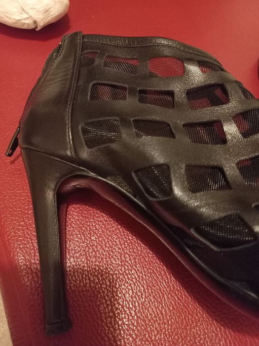 Sapatos pretos em pele