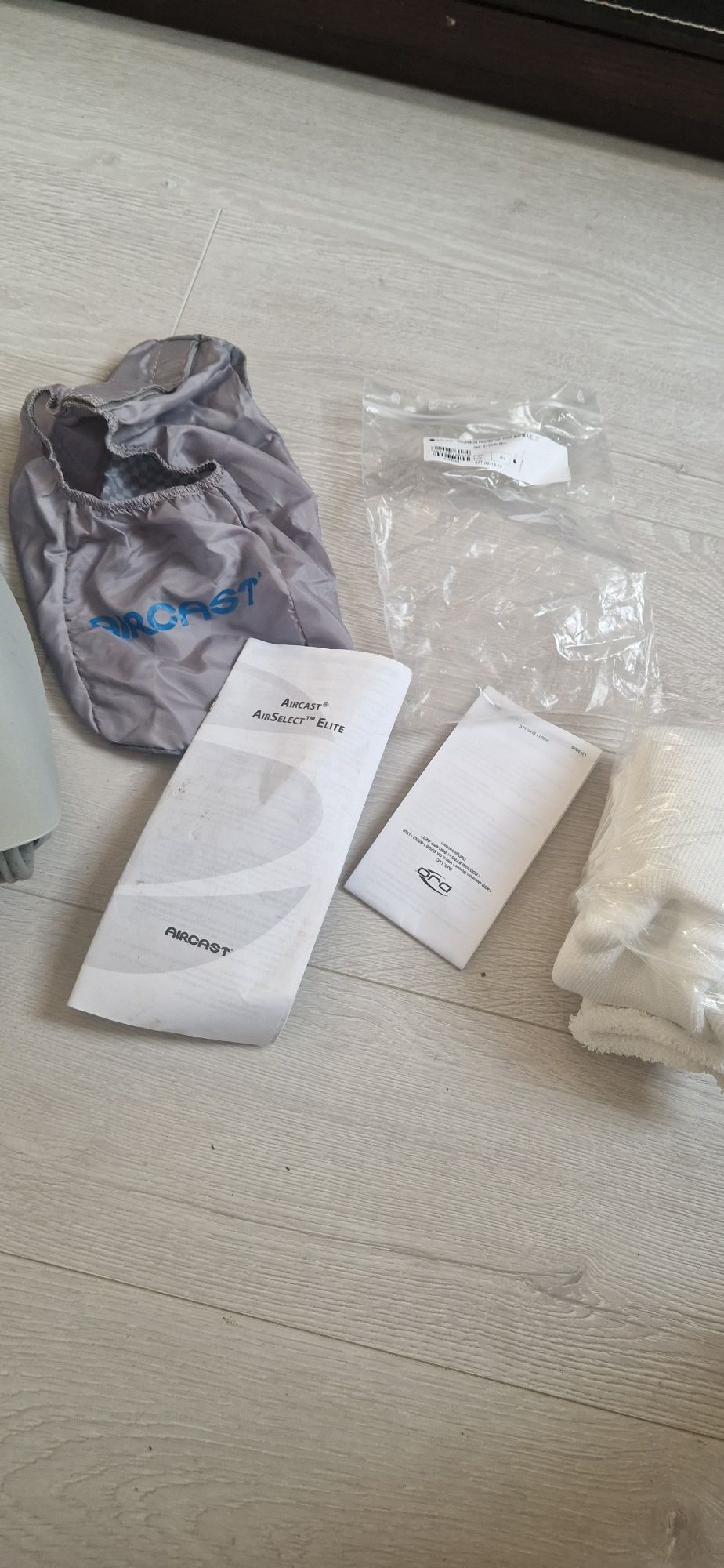 orteza stopowo-goleniowa pneumatyczna Aircast Airselect Standard. 
Szc