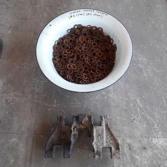 Шайба для гусениці трактора .