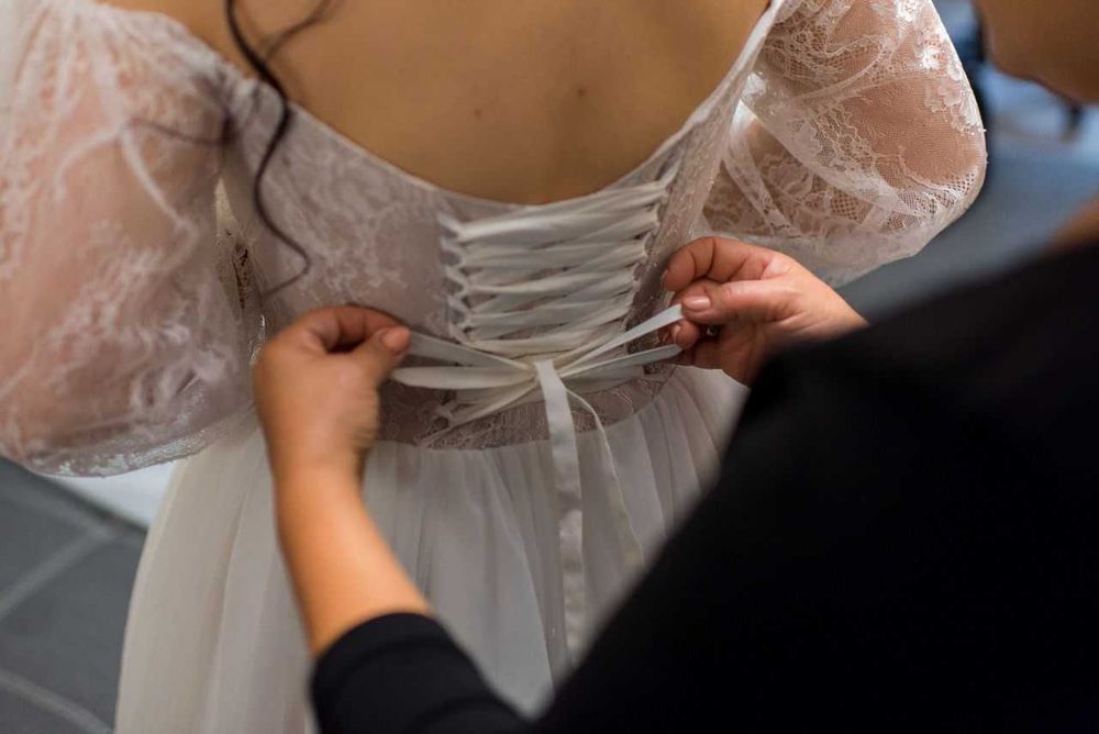 Весільна сукня максі з мереживними рукавами та декольте m-l